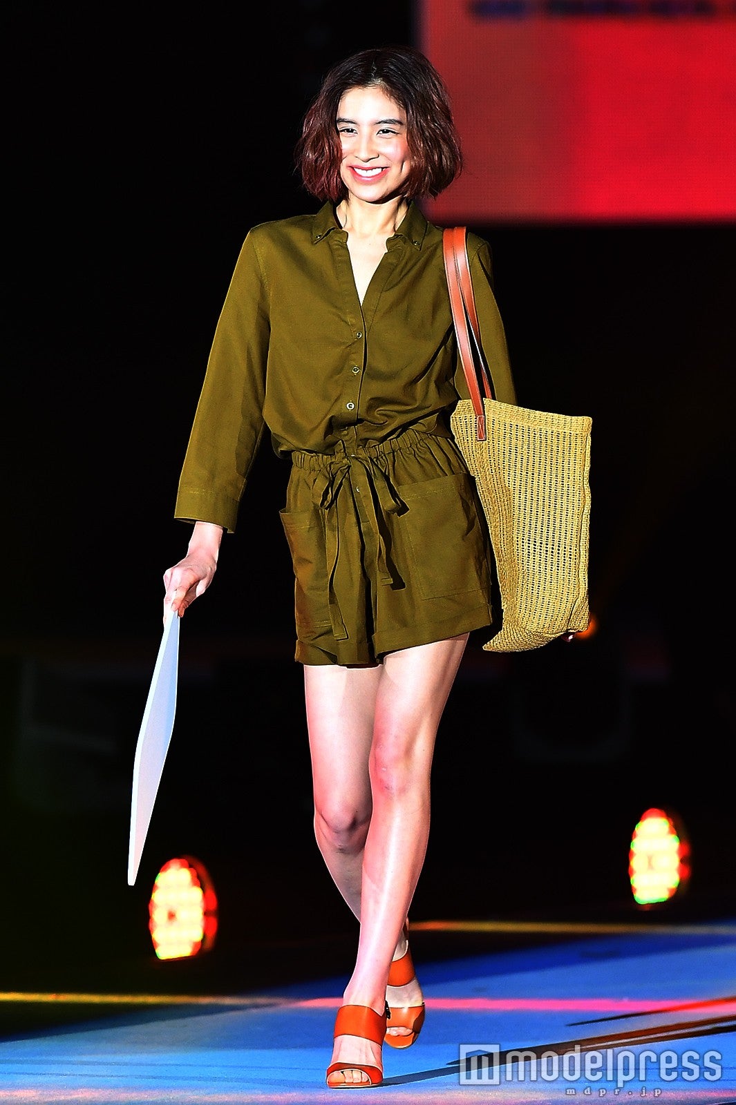 ラブリ、大人カジュアルコーデでヘルシー肌見せ＜GirlsAward 2016 S／S＞