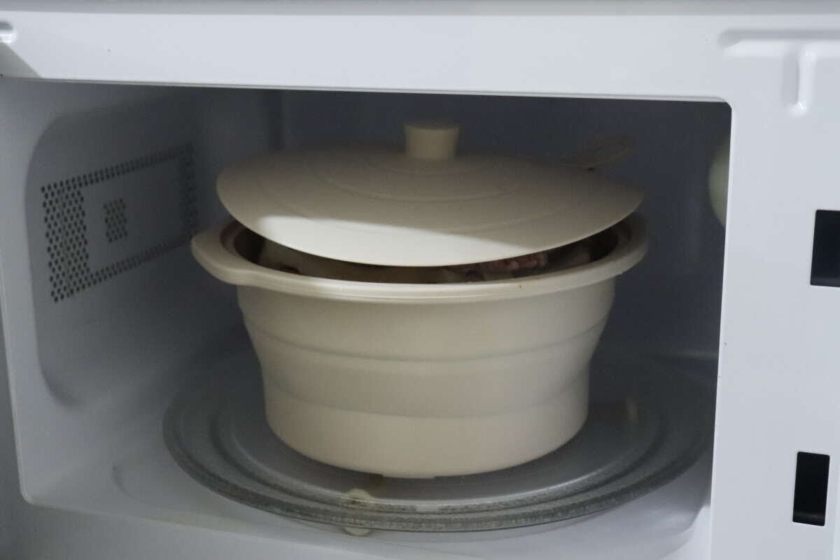 電子レンジの中で加熱中のシリコーンスチーマー 電子レンジの中で加熱中のシリコーンスチーマー