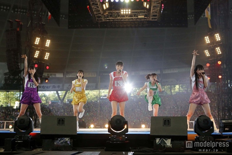 色違いのミニ衣装で全力パフォーマンスを披露するももいろクローバーZ