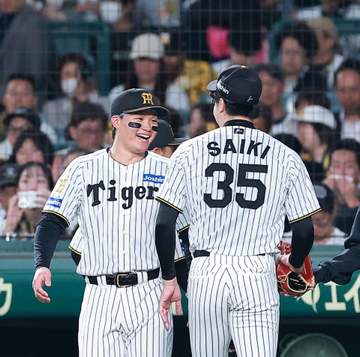 阪神 森下翔太が感情豊かにナインを鼓舞 中野の肩をモミモミ 梅野の二盗阻止後は両手を天に突き上げる 負傷で先発外もムードメーカーの役割も全う