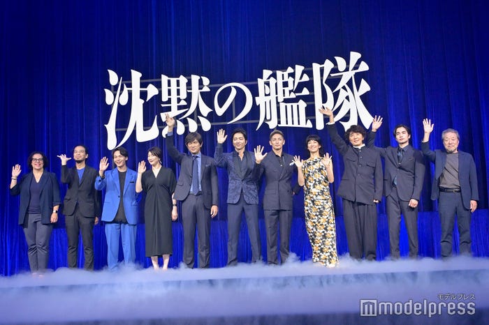 (左から)ダナエ・コキノス氏、吉野耕平監督、中村倫也、夏川結衣、江口洋介、大沢たかお、玉木宏、水川あさみ、ユースケ・サンタマリア、中村蒼、かわぐちかいじ氏(C)モデルプレス