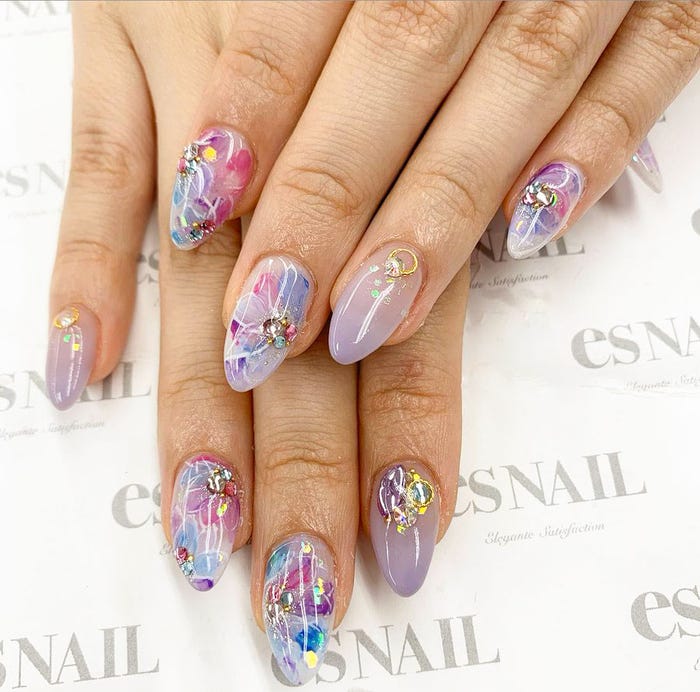 透け感が決め手のパープルフラワーネイル/画像提供:esNAIL