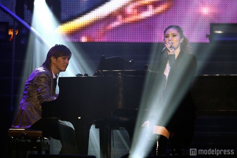 左から：小室哲哉、Gummy