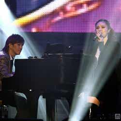 左から:小室哲哉、Gummy