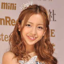 「日本ファッションリーダーアワード2011」を受賞したAKB48板野友美