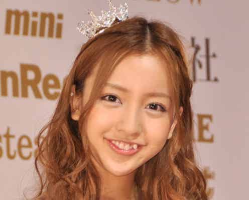 AKB48板野友美、純白ドレスで「日本ファッションリーダーアワード2011」受賞