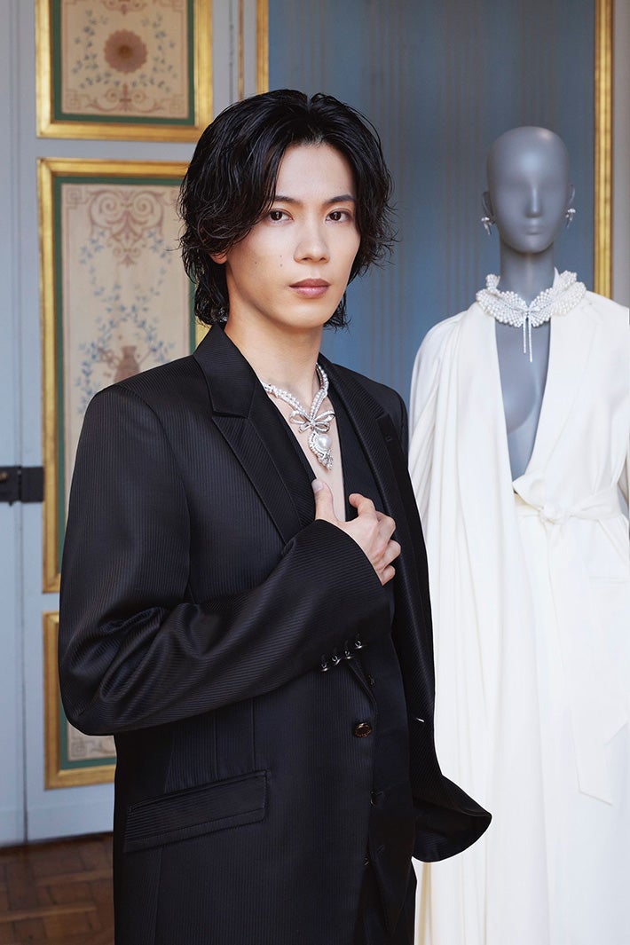 Number_i神宮寺勇太、海外イベント初参加 胸元にミキモト新作