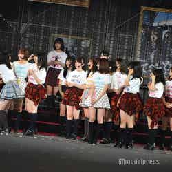 エピソードを話す柏木由紀（左端）／「AKB48 53rdシングル 世界選抜総選挙」AKB48グループコンサート（C）モデルプレス
