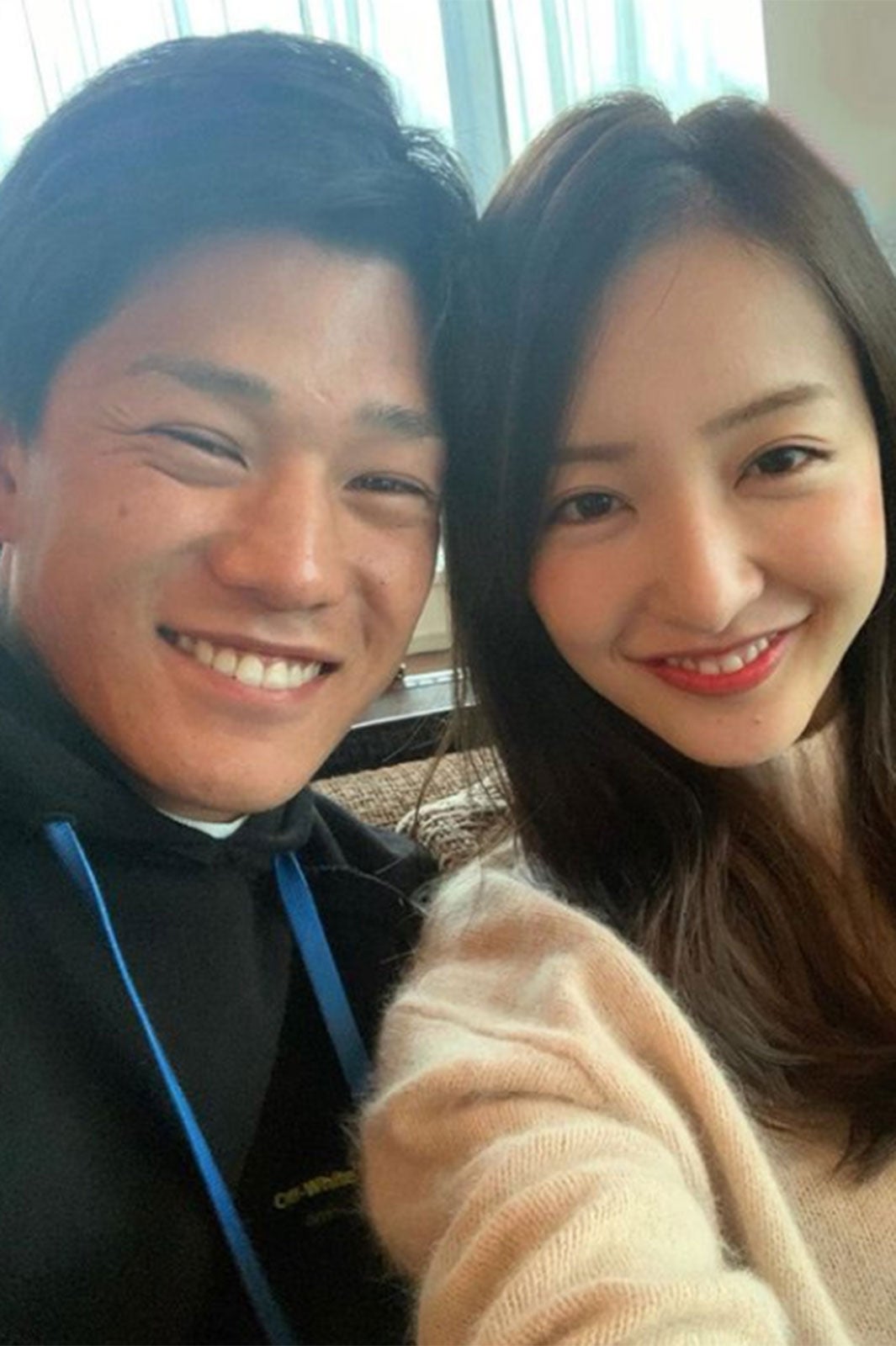 板野友美、夫・高橋奎二投手と2ショットに「ラブラブですね」「ほっこり」の声