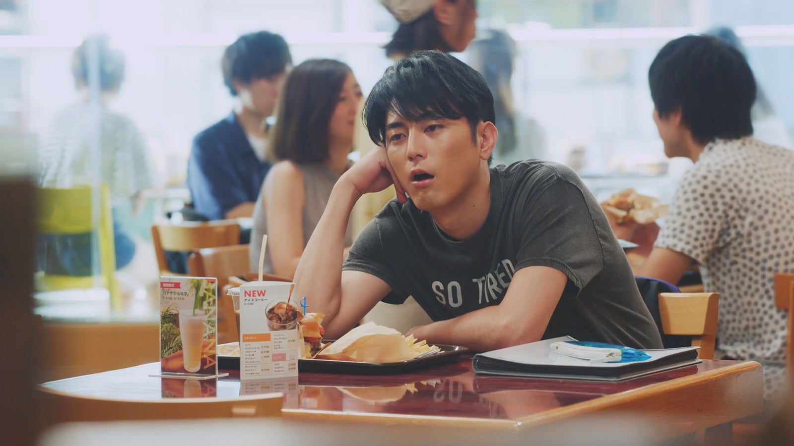 間宮祥太朗／新CM「やる気の出る歌」30秒 照れる篇より（提供写真）