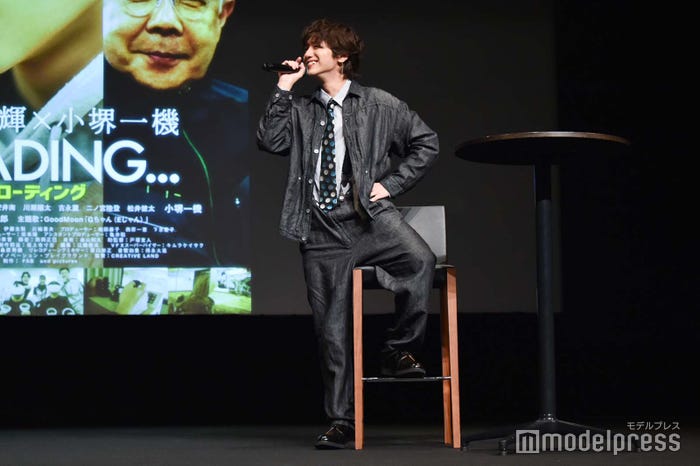 「ライオンキング」の「心配ないさ」の体勢(by八村倫太郎)で話す山下幸輝(C)モデルプレス