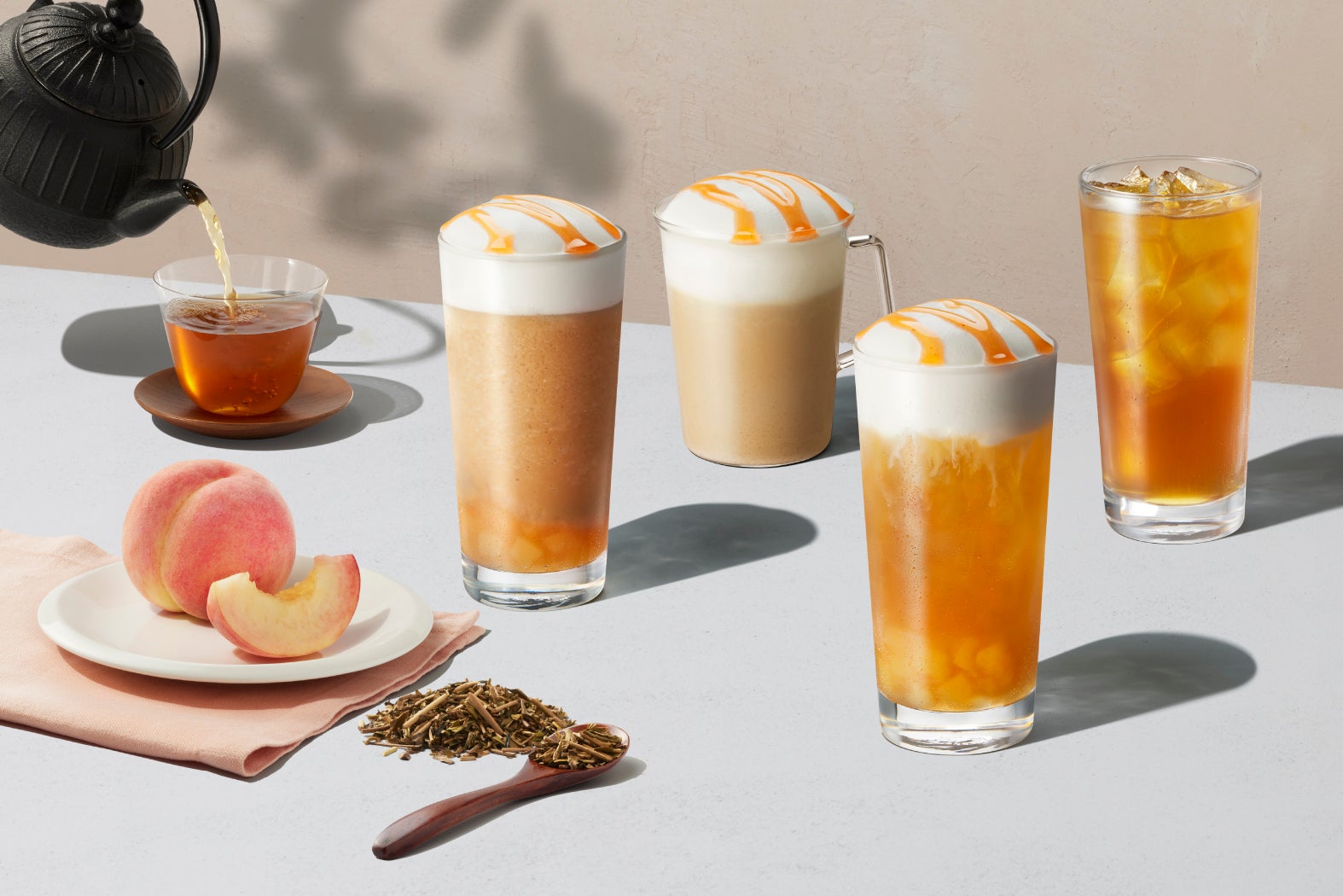 スタバ秋の新作“ほうじ茶×白桃”の果実感溢れるムースティー、全国21店舗限定で登場