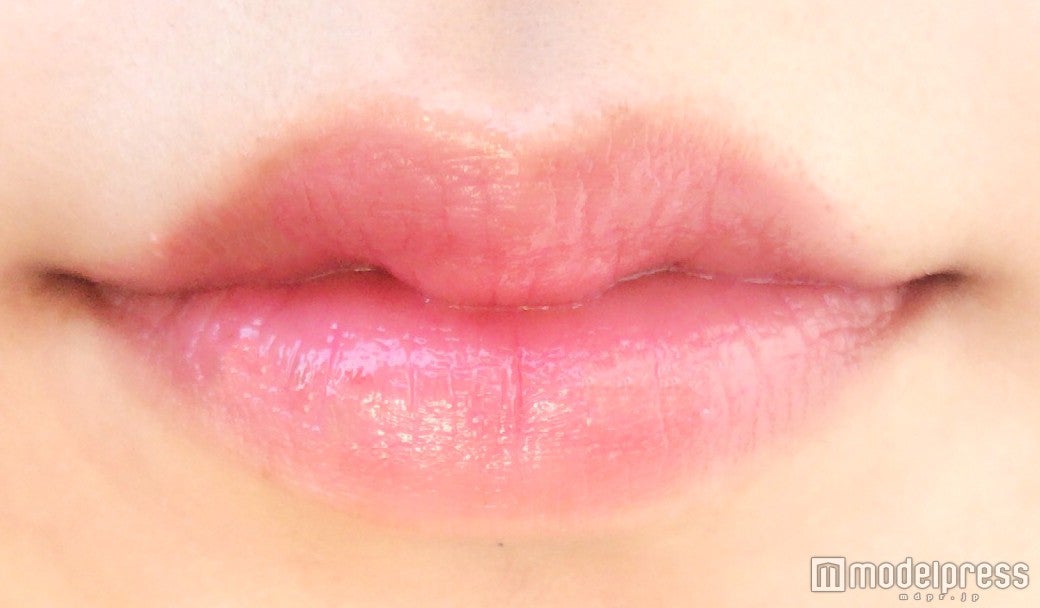 【レブロン】「キス バーム“030”」使用（C）モデルプレス