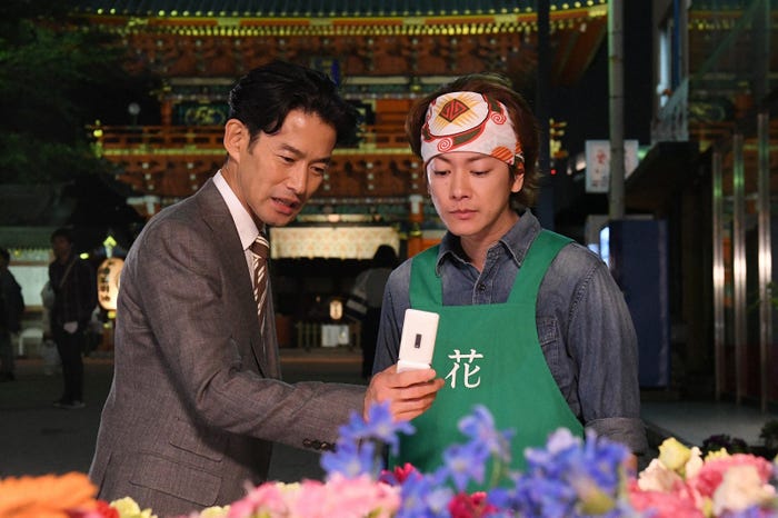 竹野内豊、佐藤健/「義母と娘のブルース」第2話より(C)TBS