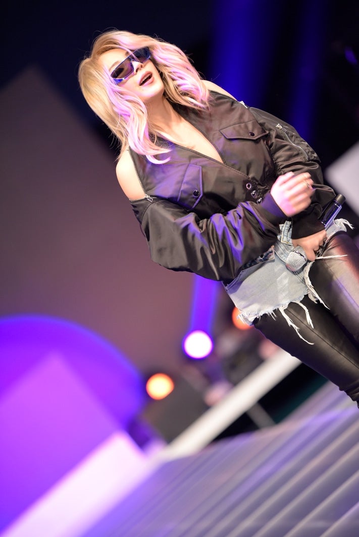 CL（元2NE1）、ファンと急接近の迫力のステージ　アジア熱狂のパフォーマンス ＜ASIA FASHION AWARD 2017＞