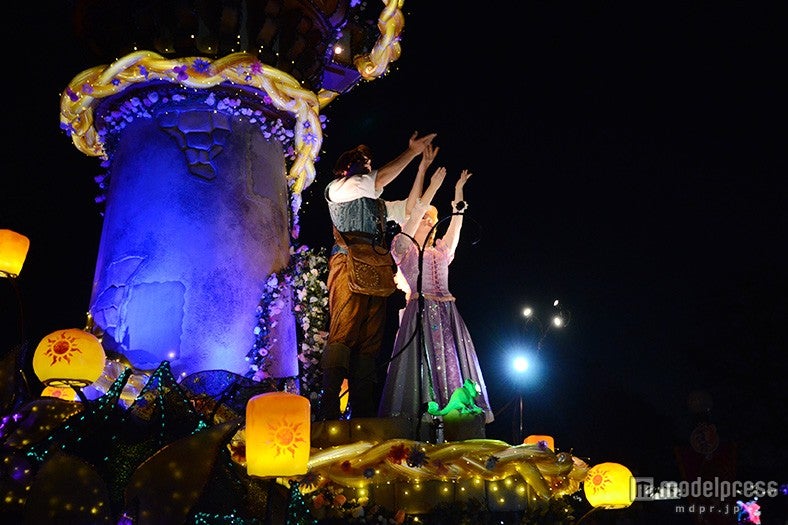 ランタンを浮かべるシーンを再現