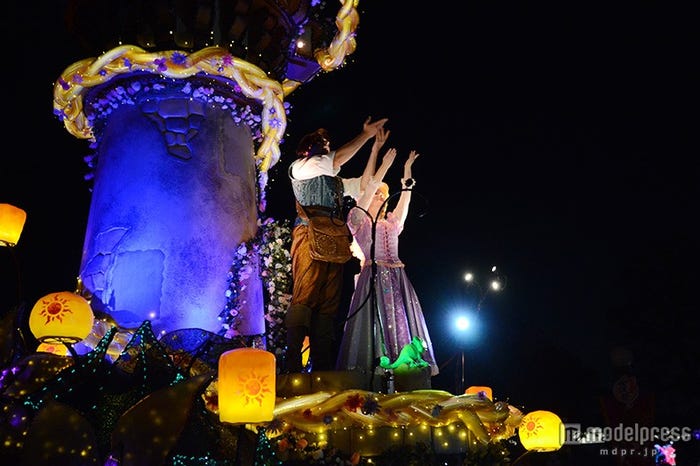 ランタンを浮かべるシーンを再現