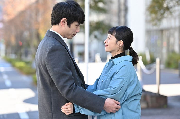 坂口健太郎、清野菜名/「婚姻届に判を捺しただけですが」第8話より(C)TBS