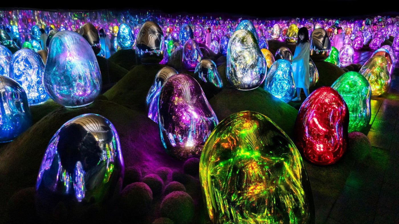 チームラボ《呼応する小宇宙 - 固形化された光の色, Sunrise and Sunset》（C）チームラボ※参考画像