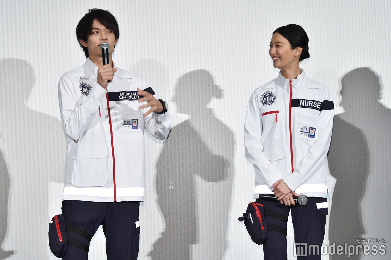 ジェシーに憧れギャグを披露する佐野勇斗と優しく見守る菜々緒（C）モデルプレス