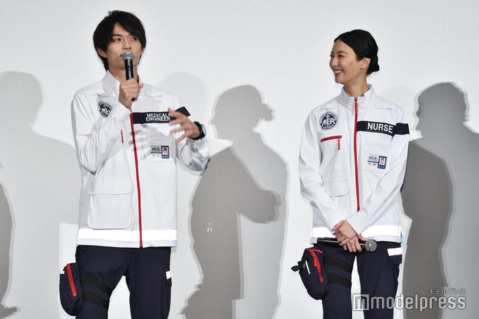 ジェシーに憧れギャグを披露する佐野勇斗と優しく見守る菜々緒(C)モデルプレス