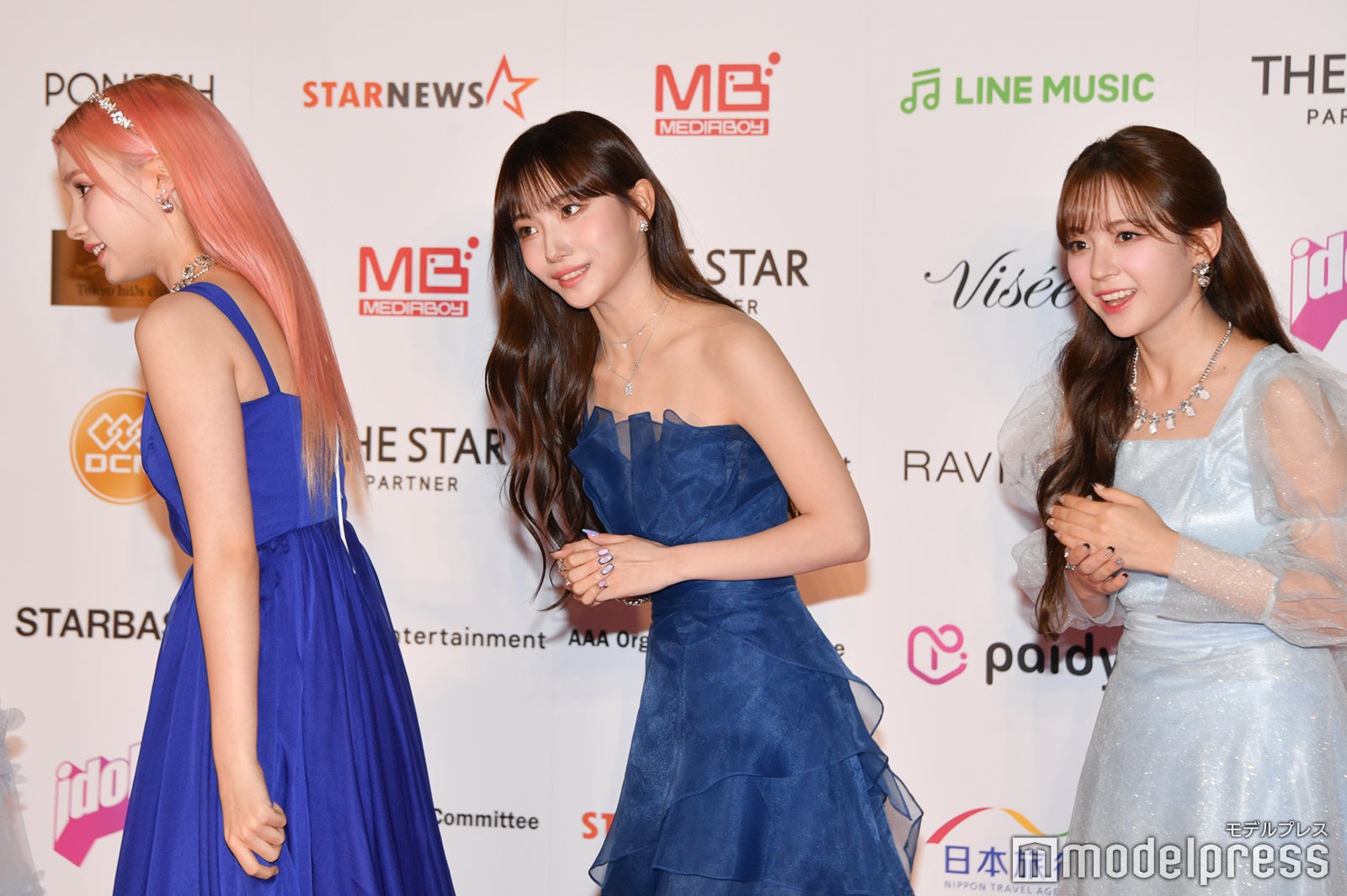 丁寧にお辞儀をして去るヒュニンバヒエ、ヨンウン、マシロ （C）モデルプレス