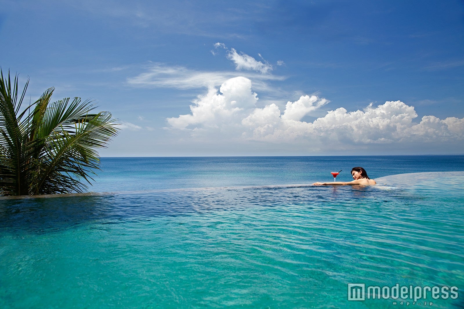 オーシャンビーチプール／画像提供：アヤナ リゾート＆スパ バリ