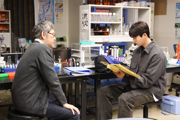 杉本哲太、チェ・ジョンヒョプ「Eye Love You」第8話より(C)TBS