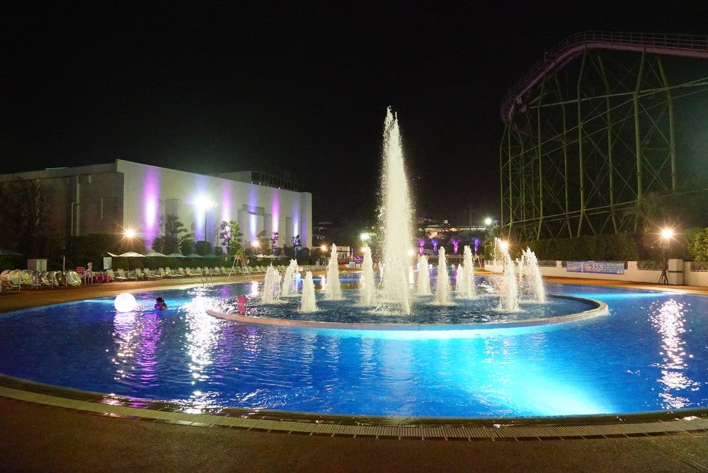 ナイトプール／画像提供：よみうりランド