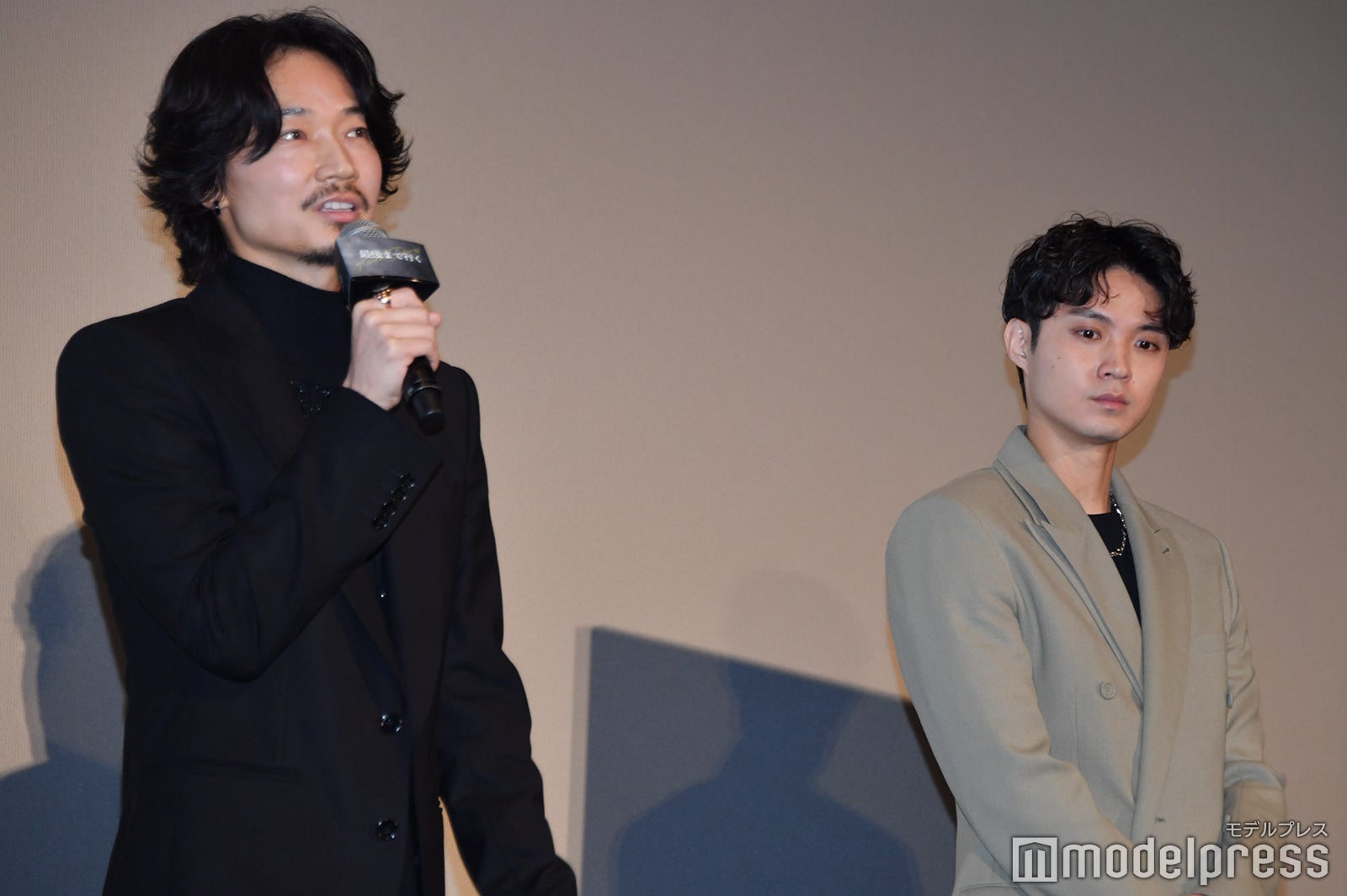 綾野剛、磯村勇斗（C）モデルプレス