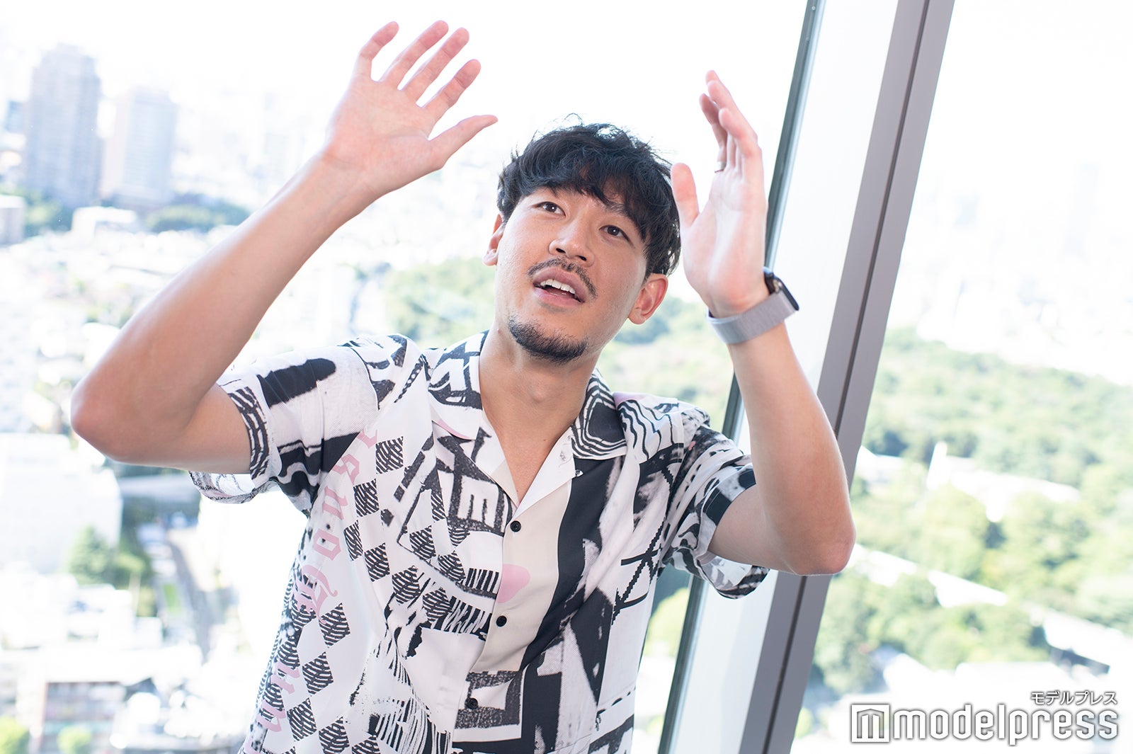 カメラマンの無茶振りに応えてシュートポーズをとってくれました／長谷川惠一 （C）モデルプレス