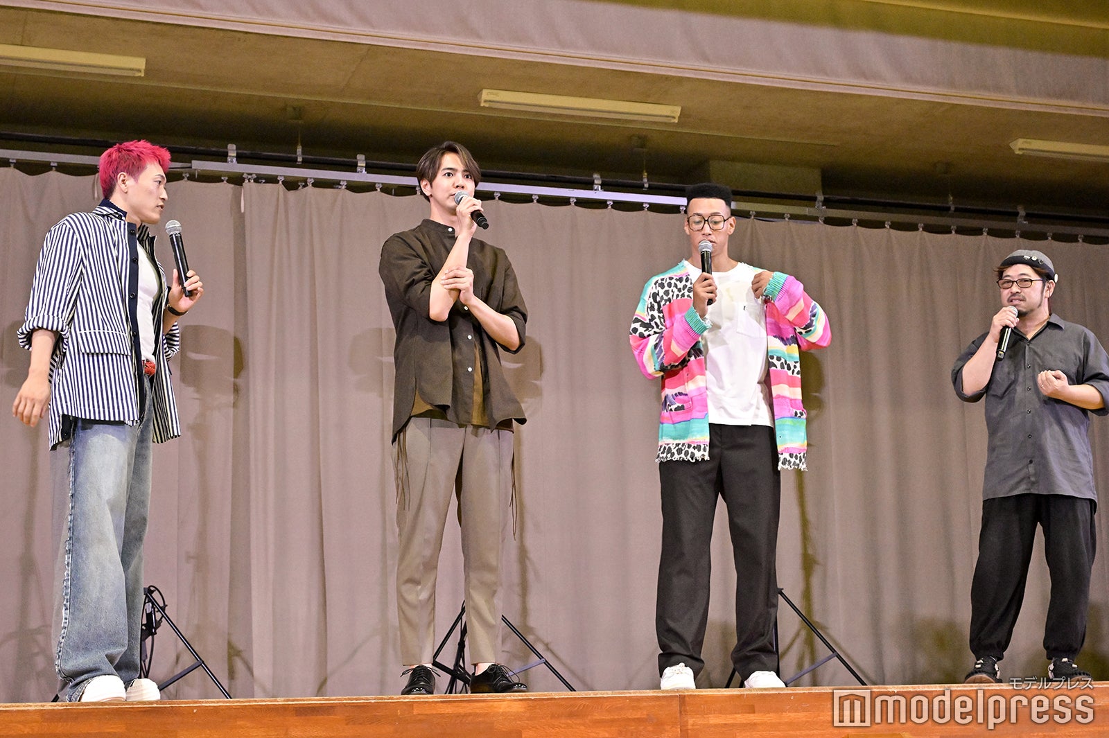 （左から）中務裕太、片寄涼太、関口メンディー、清水崇監督（C）モデルプレス