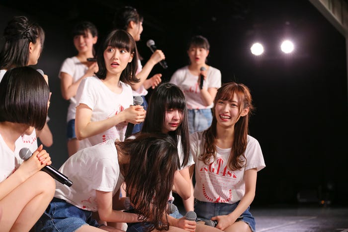 泣き崩れる荻野由佳/NGT48劇場の様子(C)AKS