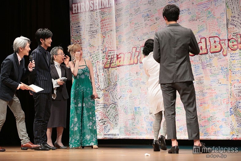 涙を拭うシャーロット（C）NHK