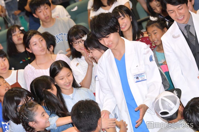 握手が途切れない山崎賢人 (C)モデルプレス