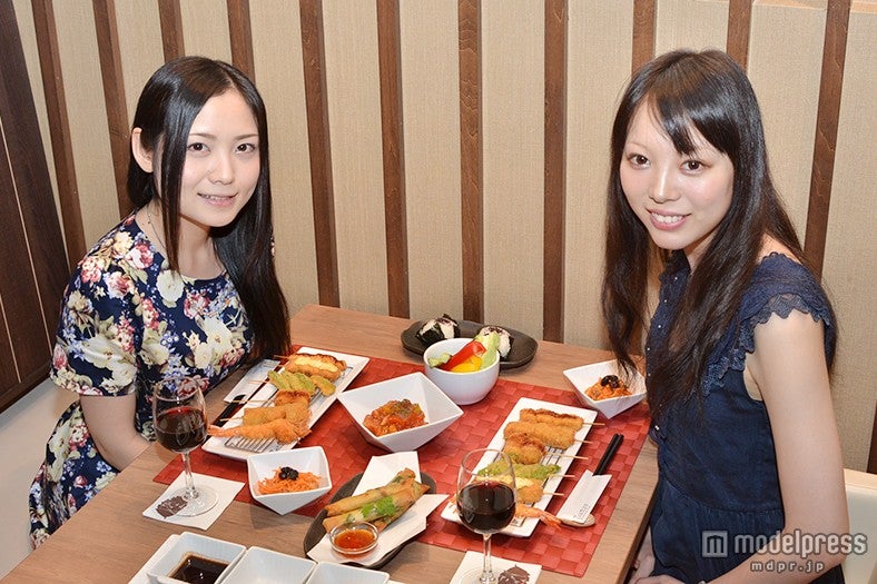 美味しい料理を楽しみ、「ハッピー」をチャージ／モデル：出海ちひろ、盛田明日香（左から）