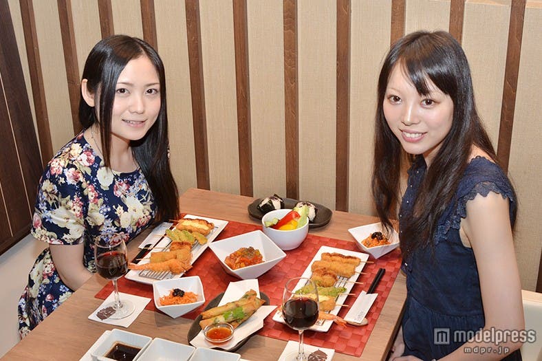 美味しい料理を楽しみ、「ハッピー」をチャージ/モデル:出海ちひろ、盛田明日香(左から)