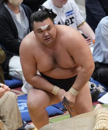大関霧島が敗れる波乱 平幕伯乃富士に屈し小結若隆景と11勝3敗で並ぶ 10勝4敗は平幕義ノ富士、伯乃富士、宇良、琴栄峰、藤凌駕