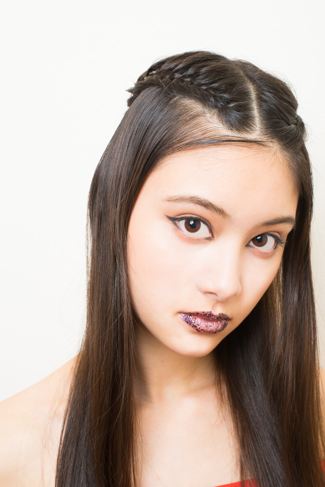 大胆なグロッターリップ（提供画像）