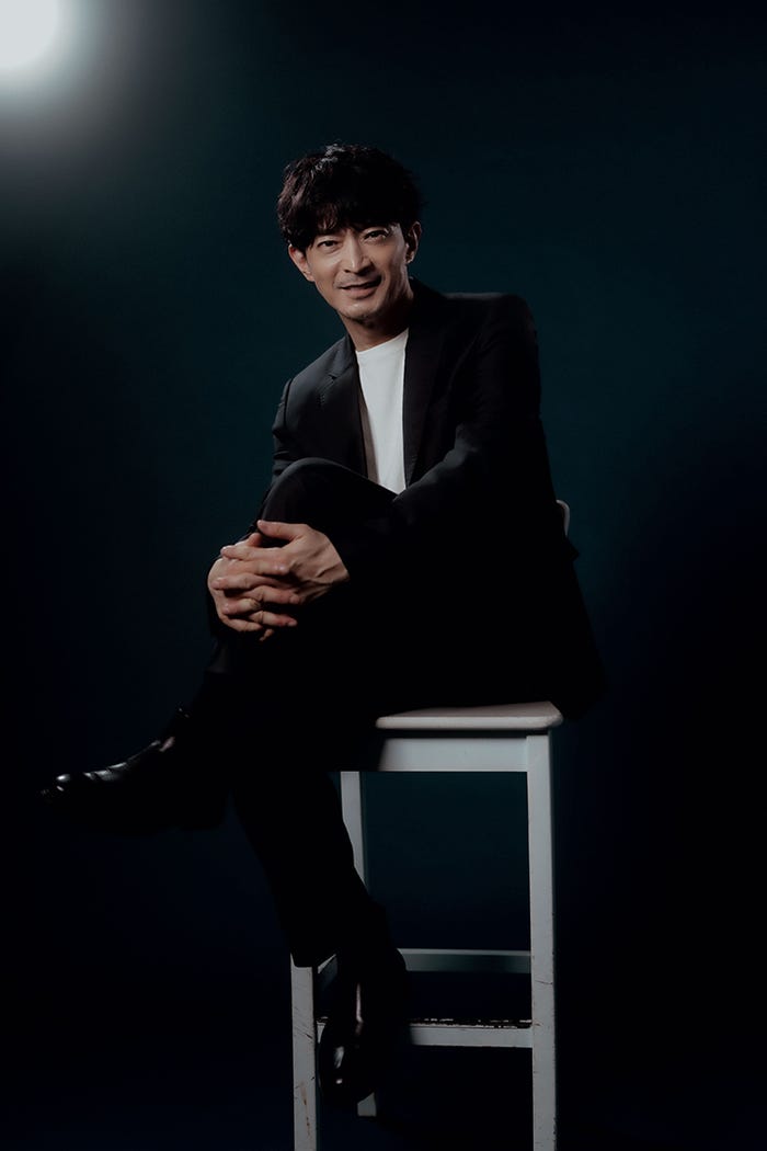 津田健次郎「モデルプレスカウントダウンマガジン vol.13」(東京ニュース通信社刊)写真:野間憲治