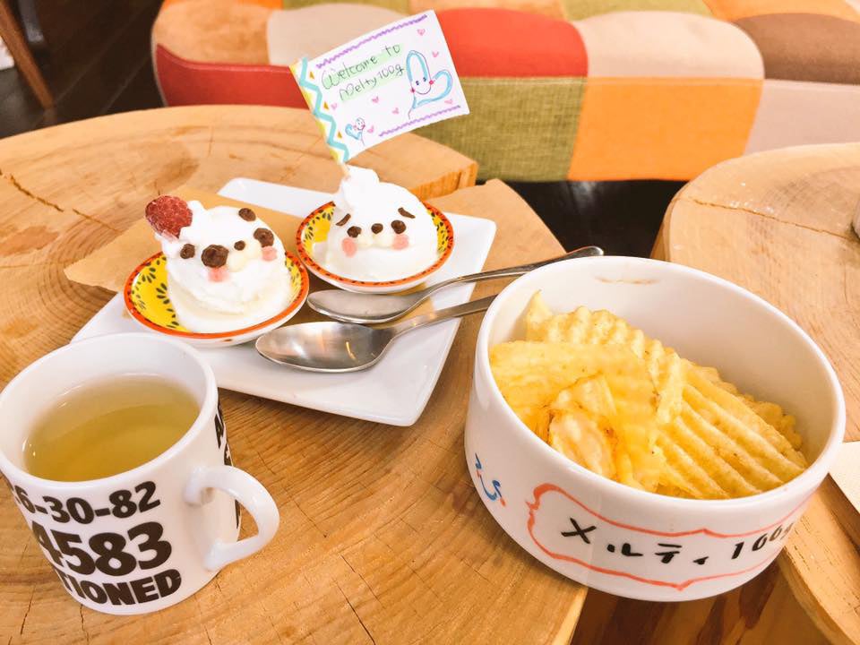 お口直しのフレーバーティー＆ポテトチップス／画像提供：株式会社Aslan