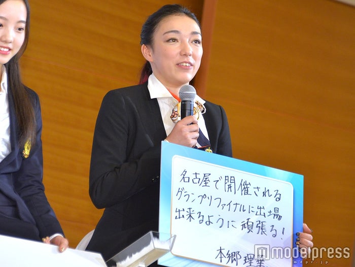 フィギュア 本郷理華選手の赤髪がオシャレ スカーフ ネイルも可愛い モデルプレス