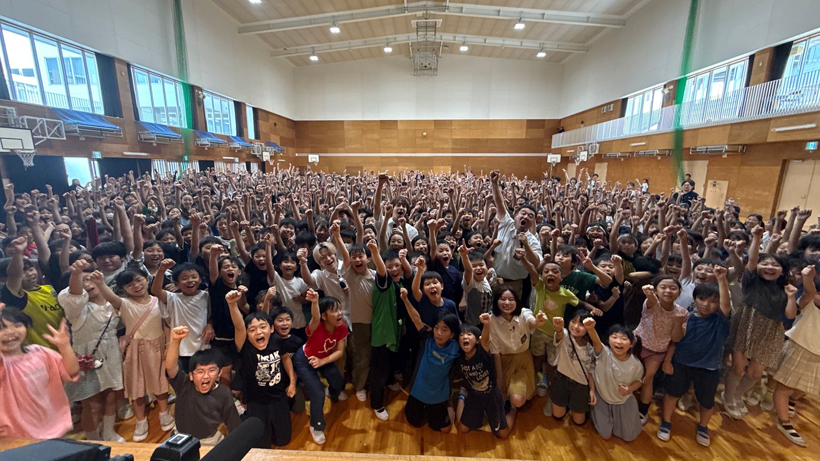 「スクール革命！」メンバーと小山小学校の参加者（C）日本テレビ