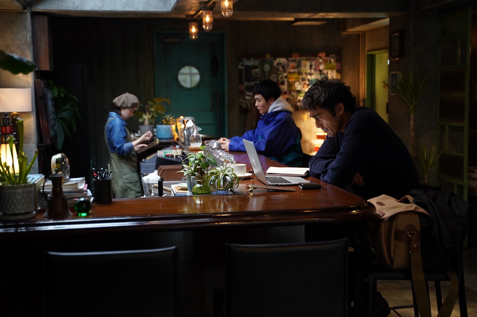 青木柚、阿部寛「すべて忘れてしまうから」第1話より（C）テレビ東京／（C）2022 Disney and related entities