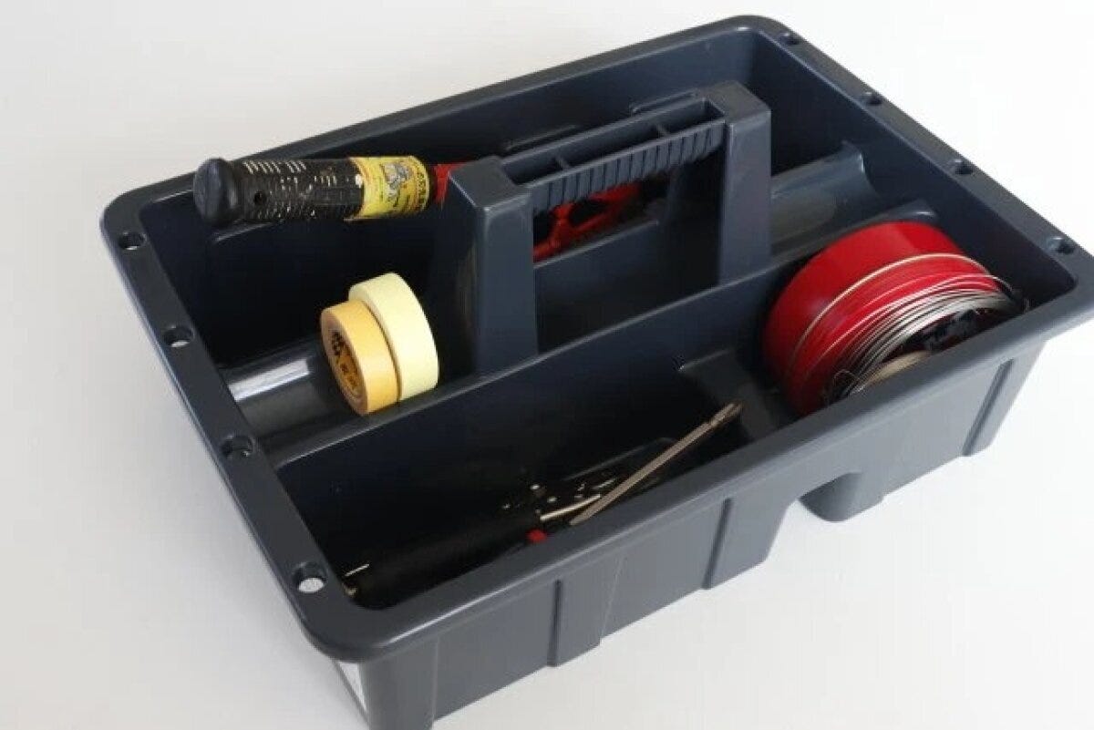 黒いツールボックスに工具やテープ、ワイヤーが収納されている