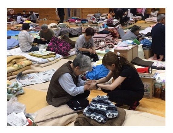 靴下を手渡しで配る益若つばさ/益若つばさ公式ブログ(Ameba)より