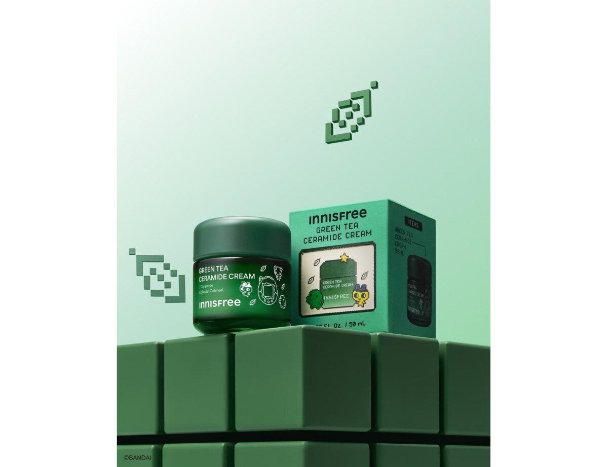 緑色のブロックの上にイニスフリーのグリーンティーセラミドバリアクリームの容器と箱