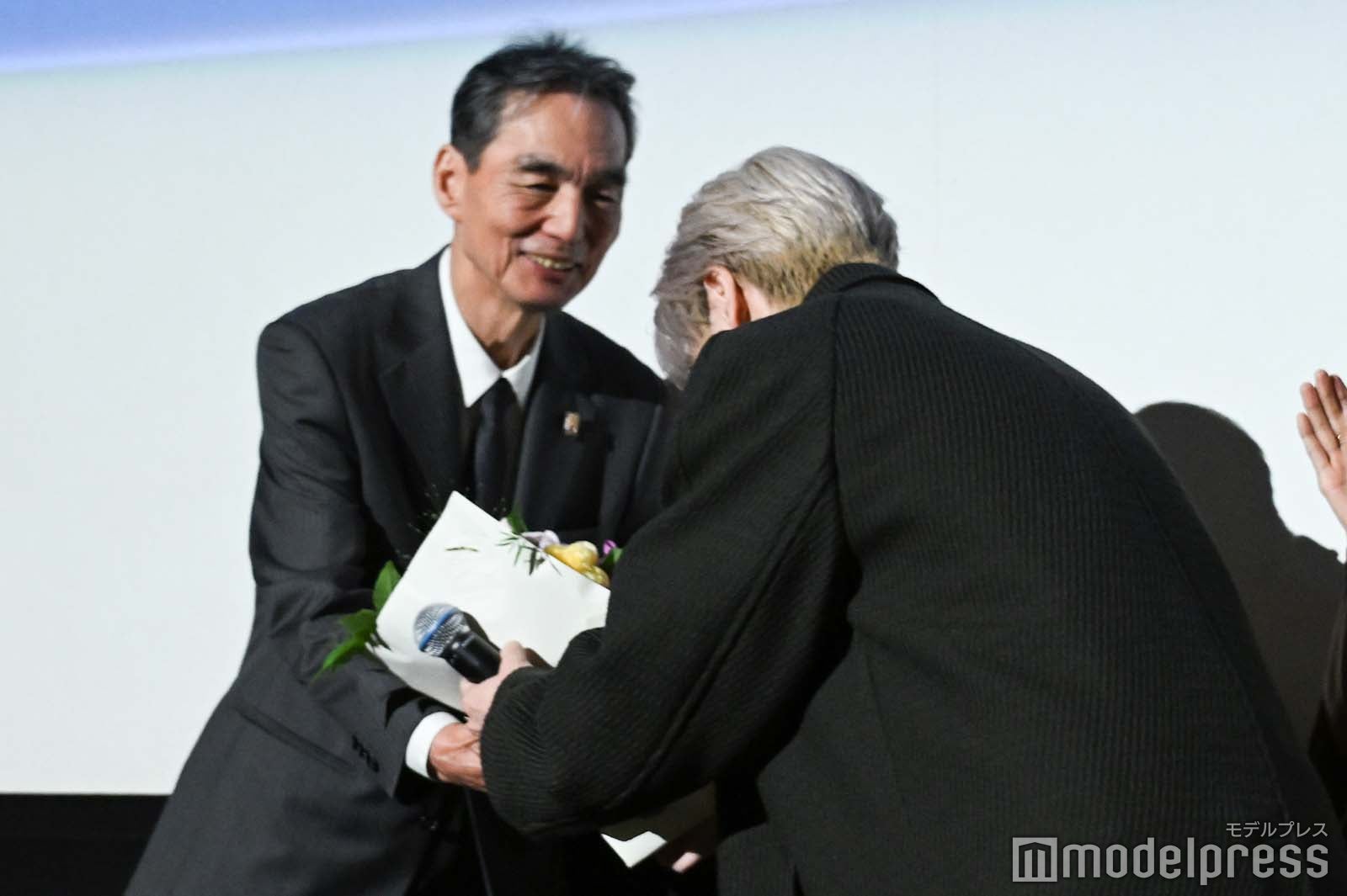 長塚京三に花束を贈呈する豆原一成（C）モデルプレス
