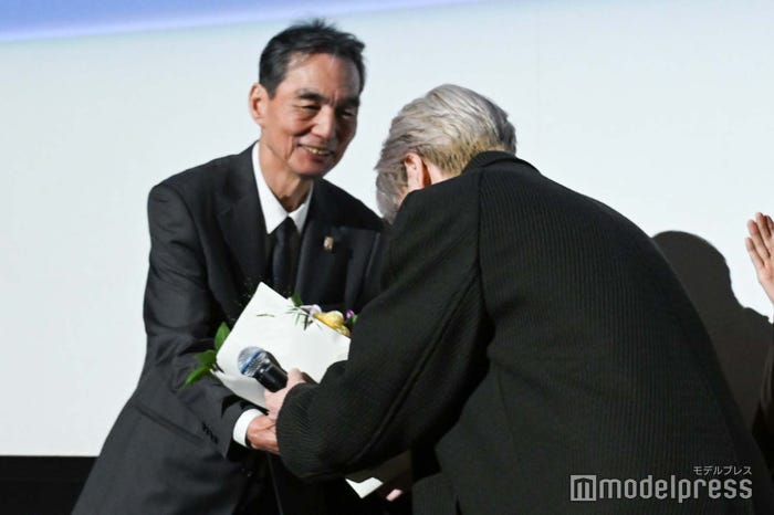 長塚京三に花束を贈呈する豆原一成(C)モデルプレス