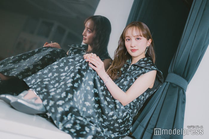 百田夏菜子(C)モデルプレス/ワンピース:GANNI、パンプス:ph7+(フィリップスヘッド)、イヤリング:ラルク(ロードス)、ブレスレットMamimi(ロードス)、リング:CHIRO JEWELRY(ロードス)